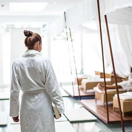 Traumhotel Liebes Rot-fluh Otel *