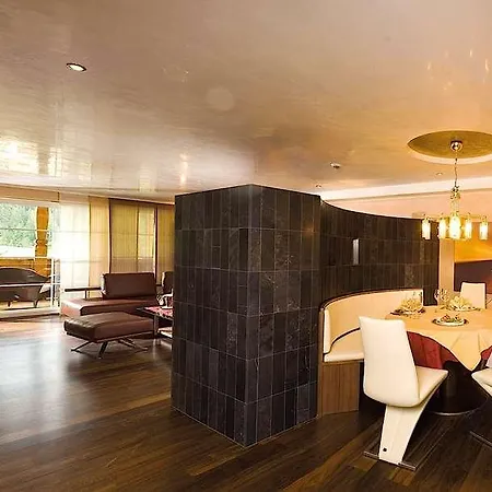 Traumhotel Liebes Rot-fluh Hotell *