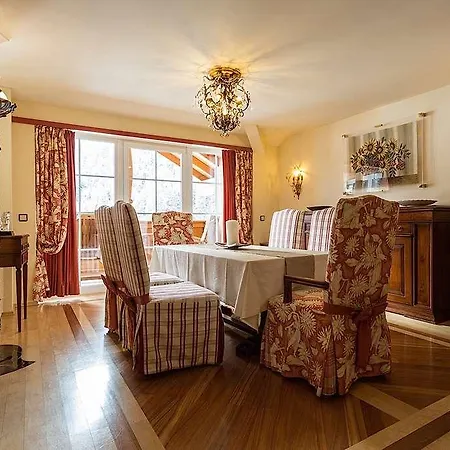 Traumhotel Liebes Rot-fluh ホテル *