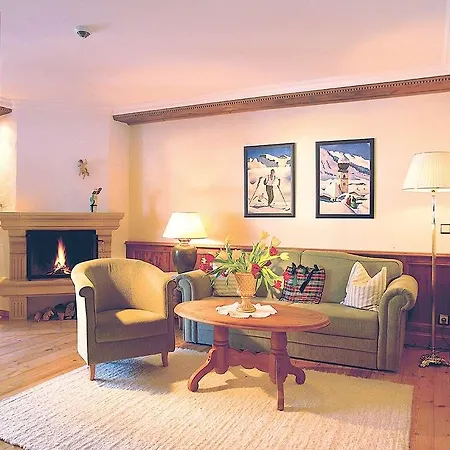 Traumhotel Liebes Rot-fluh ホテル