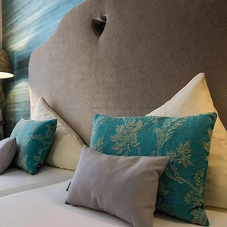 Traumhotel Liebes Rot-fluh *